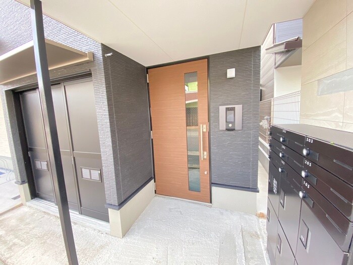 物件外観写真2　(エントランス部分)