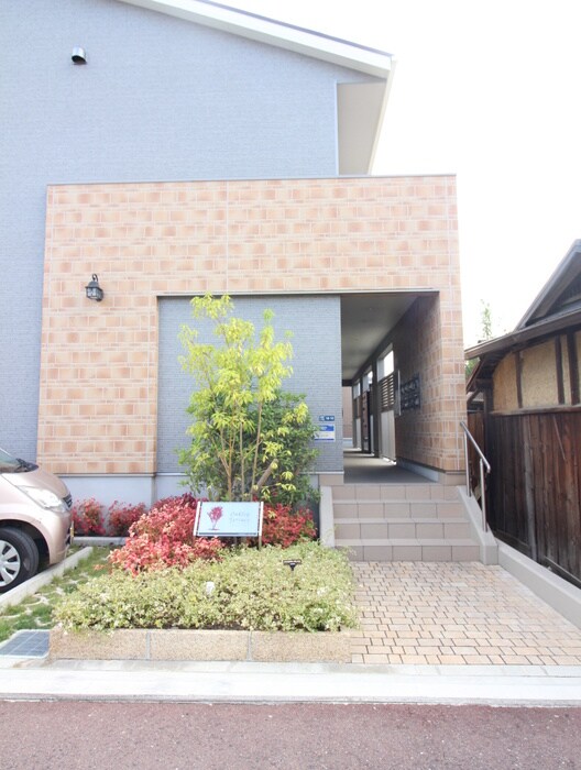 物件外観写真5　(エントランス部分)