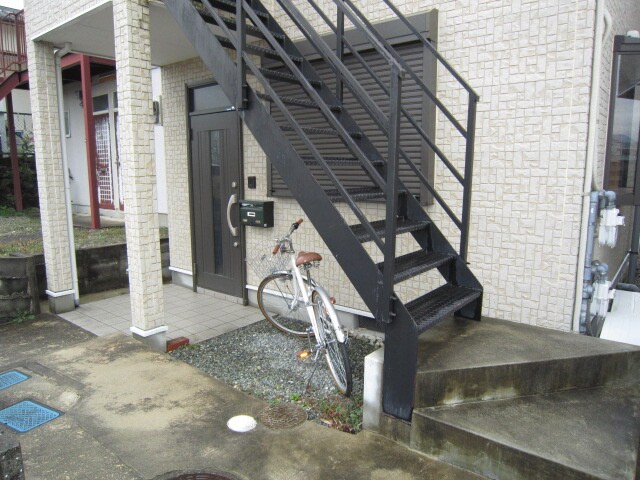 物件外観写真3　(エントランス部分)