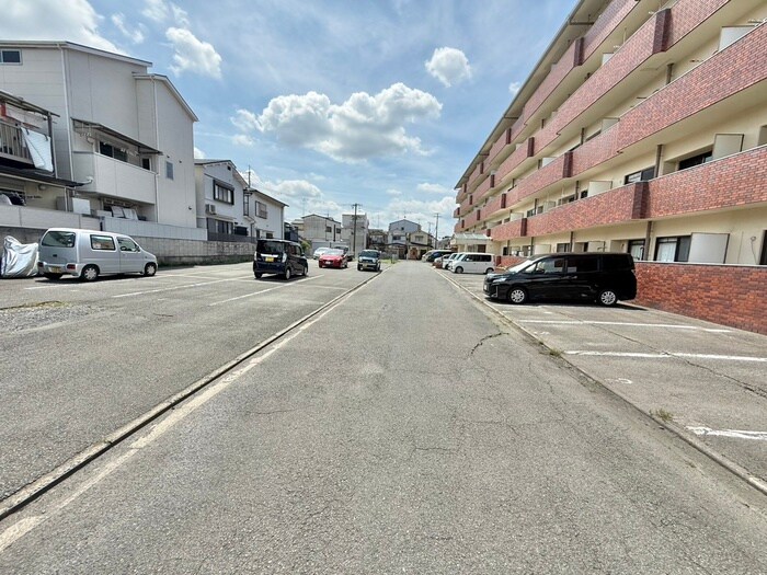 物件外観写真5　(駐車場)