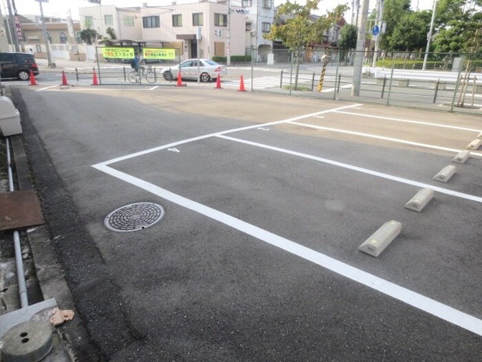 物件外観写真3　(駐車場)