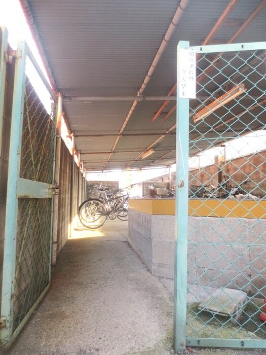 物件外観写真4　(駐輪場)