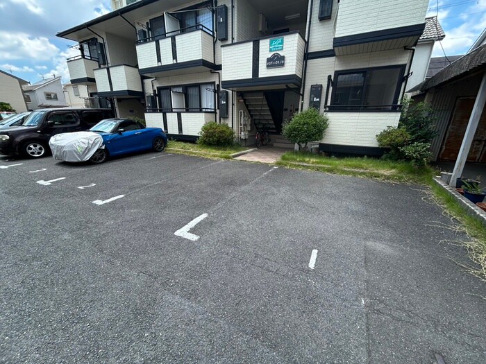 物件外観写真4　(駐車場)