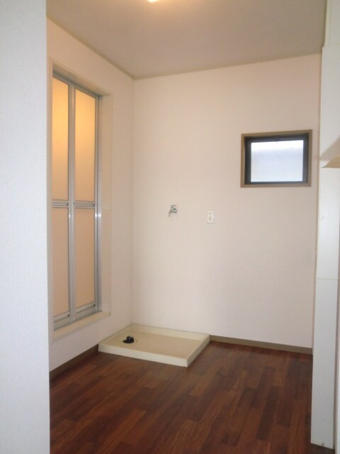 物件内観写真11　(洗濯機置場)