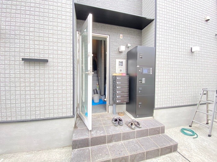 物件外観写真6　(エントランス部分)