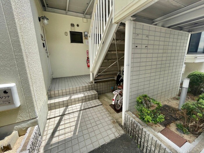 物件外観写真5　(エントランス部分)
