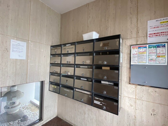 物件外観写真5　(エントランス部分)