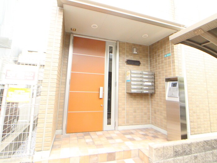 物件外観写真2　(エントランス部分)