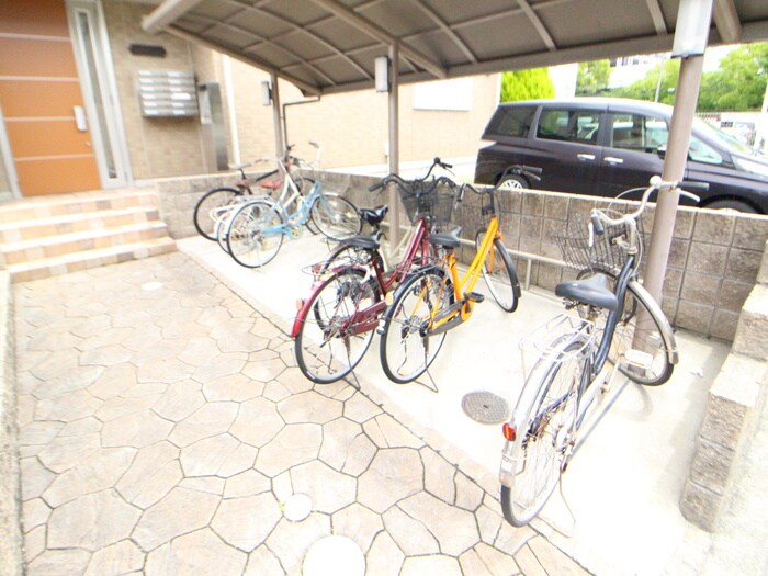 物件外観写真4　(駐輪場)