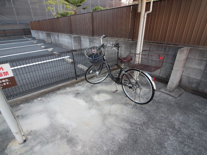 物件外観写真2　(駐輪場)