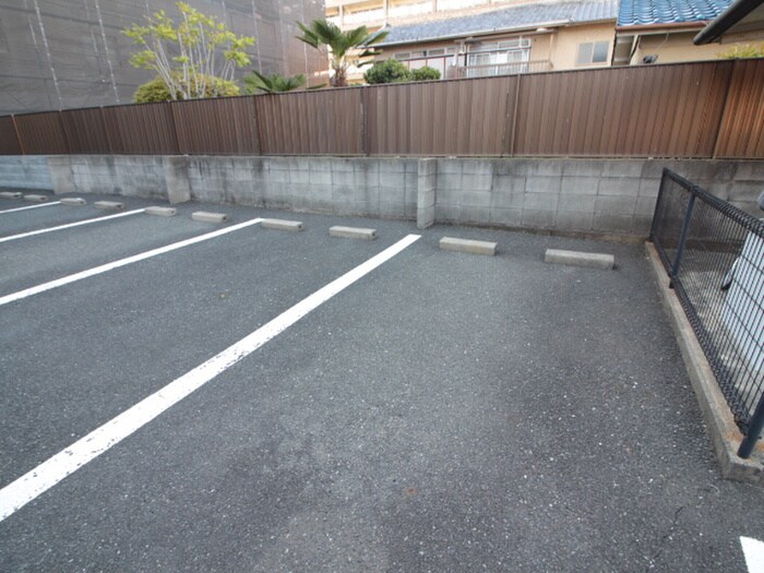 物件外観写真3　(駐車場)