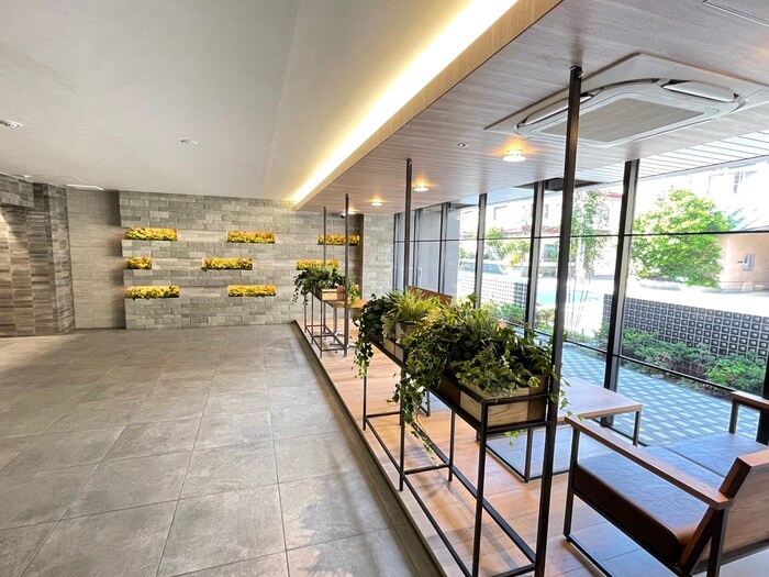 物件外観写真2　(エントランス部分)