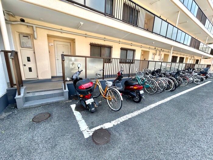 物件外観写真5　(バイク置き場)