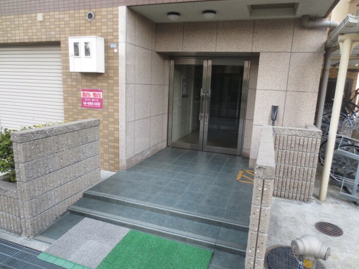 物件外観写真2　(エントランス部分)