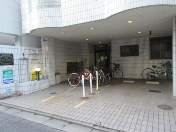 物件外観写真3　(エントランス部分)