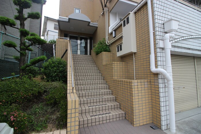 物件外観写真3　(エントランス部分)