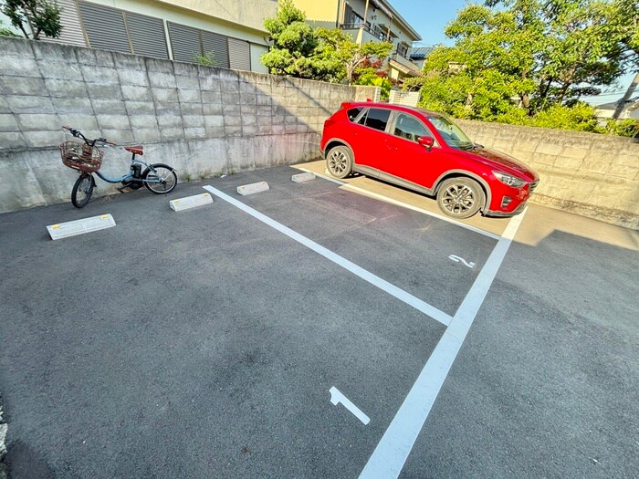 物件外観写真5　(駐車場)