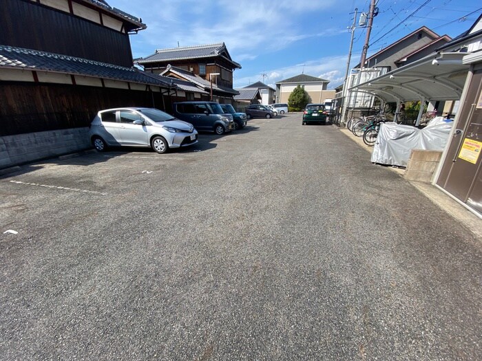 物件外観写真3　(駐車場)