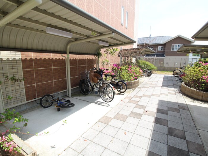 物件外観写真4　(駐輪場)