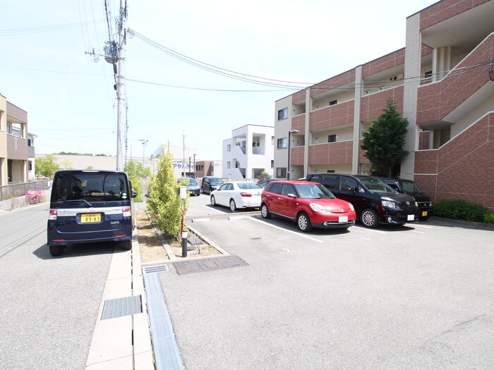 物件外観写真5　(駐車場)