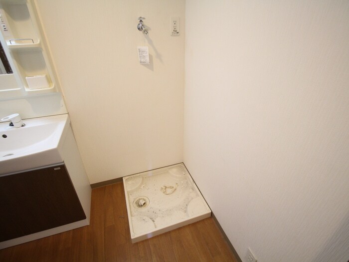 物件内観写真13　(洗濯機置場)