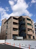シャルル四条畷駅前