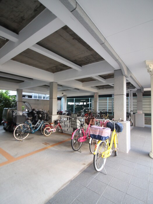 物件外観写真4　(駐輪場)