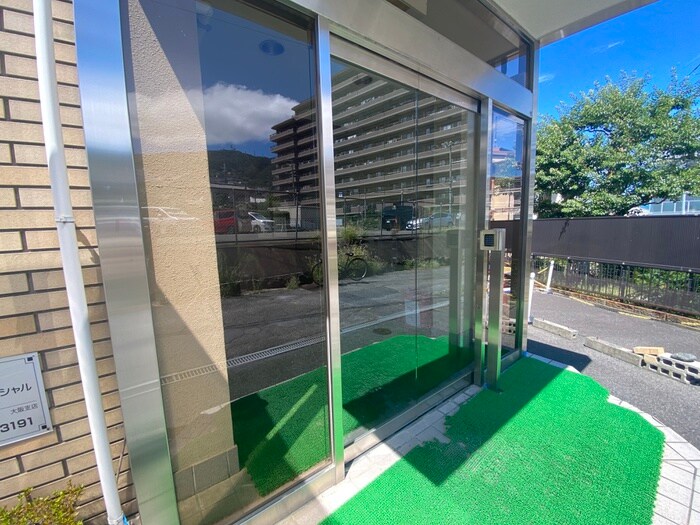 物件外観写真3　(エントランス部分)