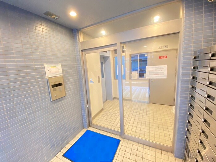 物件外観写真2　(エントランス部分)