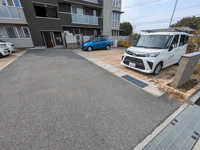 物件外観写真2　(駐車場)