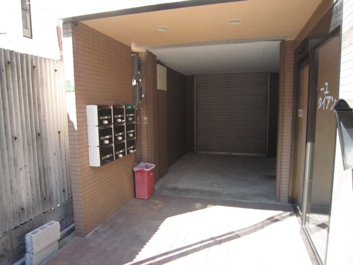 物件外観写真3　(エントランス部分)