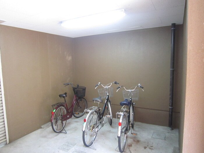 物件外観写真5　(駐輪場)