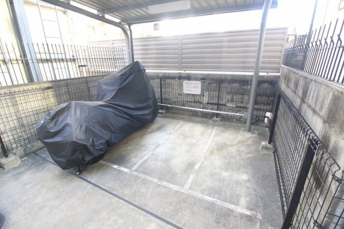 物件外観写真5　(バイク置き場)