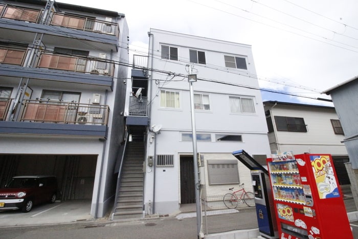 西尾マンションの物件外観写真