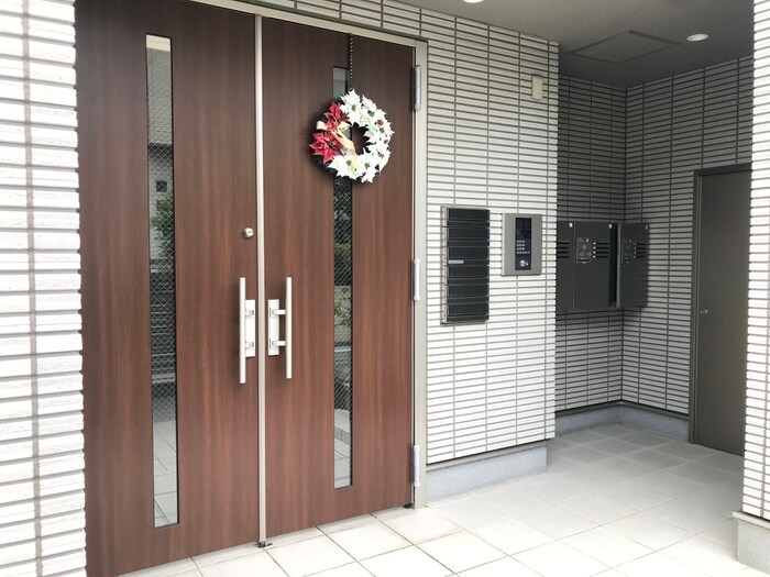 物件外観写真3　(エントランス部分)