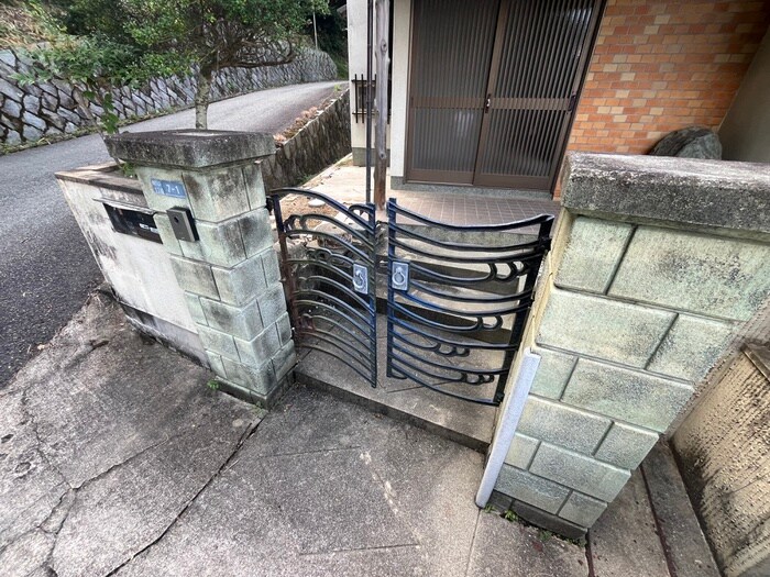 物件外観写真2　(エントランス部分)