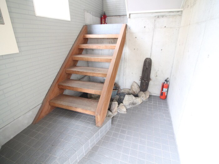 物件外観写真2　(エントランス部分)