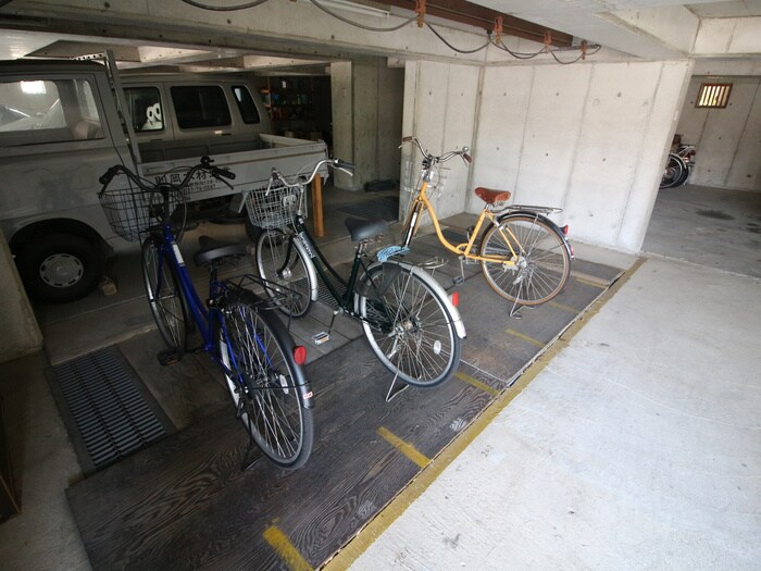 物件外観写真3　(駐輪場)