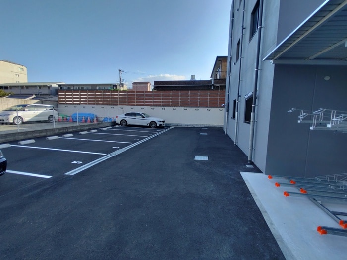 物件外観写真4　(駐車場)