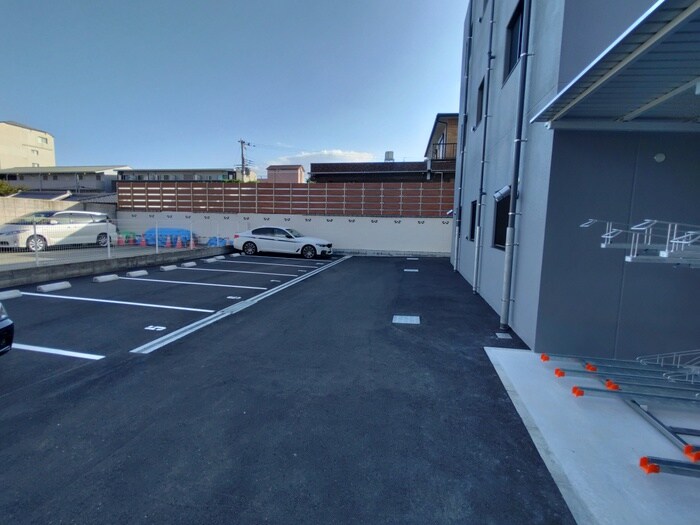 物件外観写真4　(駐車場)