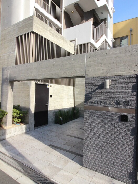 物件外観写真3　(エントランス部分)