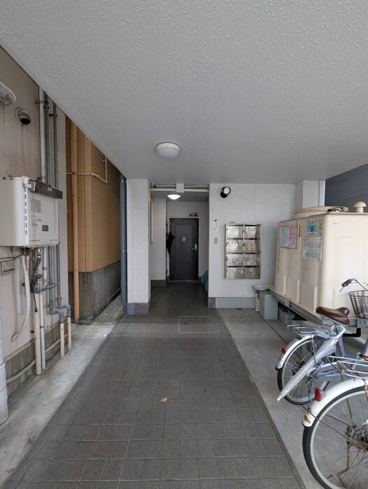 物件外観写真2　(エントランス部分)