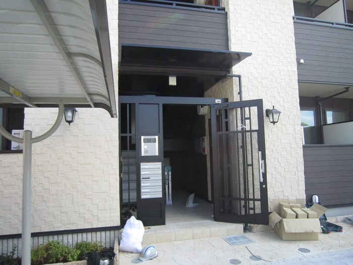 物件外観写真3　(エントランス部分)