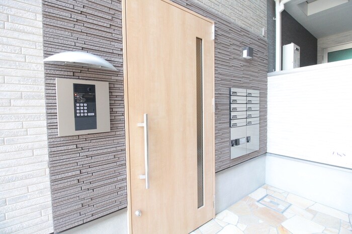 物件外観写真4　(エントランス部分)