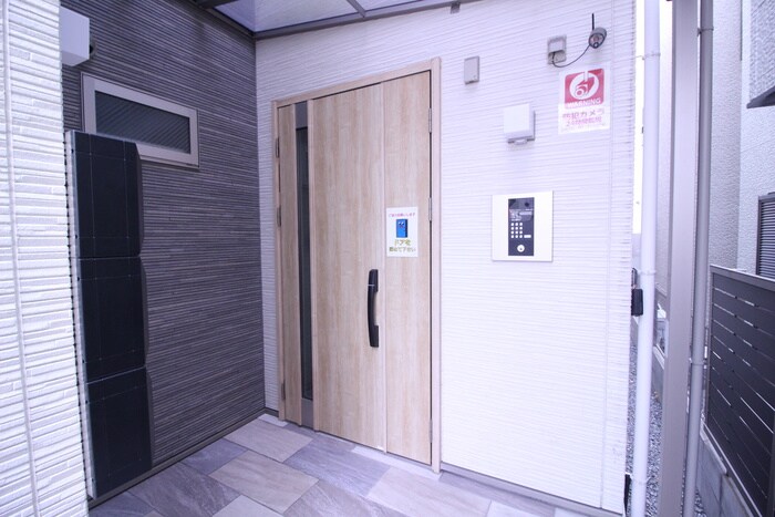 物件外観写真3　(エントランス部分)