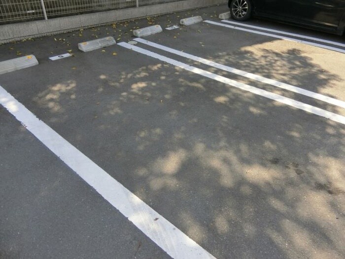 物件外観写真3　(駐車場)