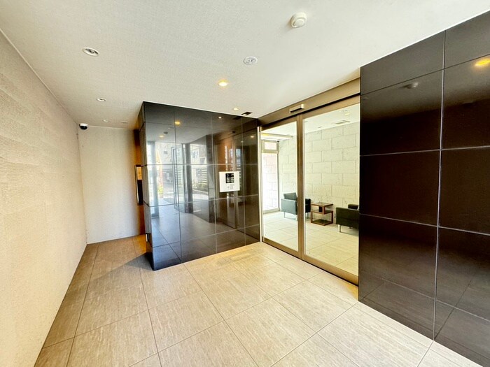 物件外観写真4　(エントランス部分)