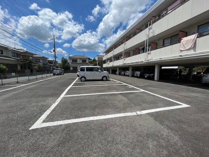 物件外観写真3　(駐車場)