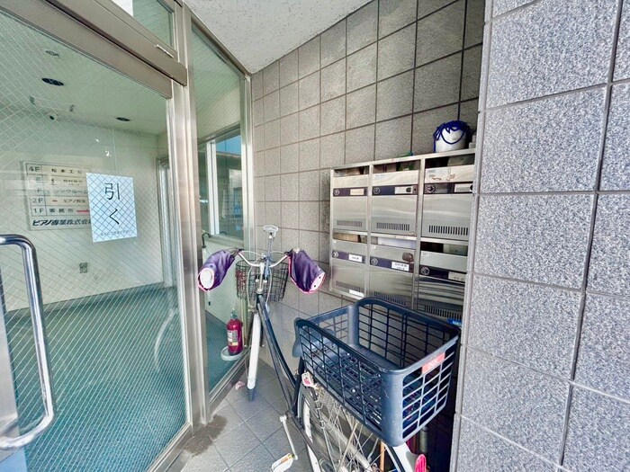 物件外観写真5　(エントランス部分)