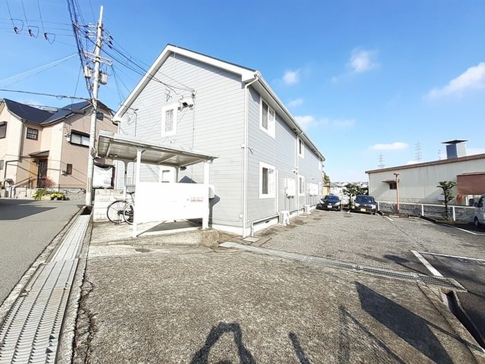 物件外観写真2　(駐車場)